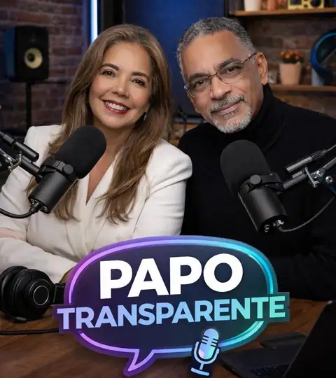 Os hosts do podcast Papo Transparente, Neide Venâncio e Josué Silva, no estúdio com os microfones